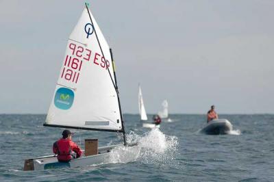 Carlos Robles revalida el titulo de campeon de Cataluña de Optimist