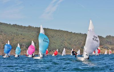 Carlota Hernández y Ana Carrasco se colocan líderes del Trofeo Baitra – Campeonato Gallego de 420