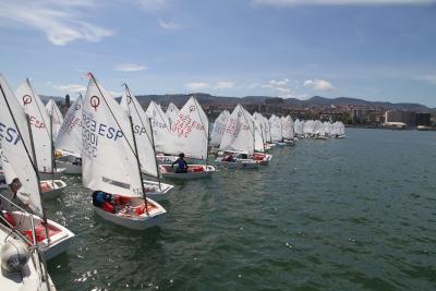 Cerca de 100 promesas de la vela vasca iniciaron la Regata OptiGetxo en el Abra