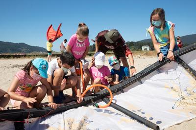 Cesantes, punto de encuentro del primer bautismo de kite para niños en la ensenada de San Simón