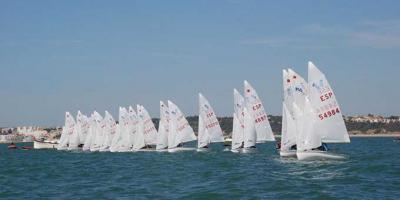 Comienza en la bahía de Cádiz el Campeonato de España de 420