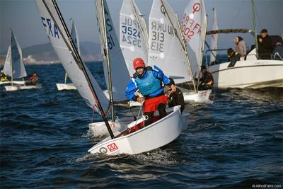 El balear Hugo Rodríguez y el polaco Bartosz Zmudzinski llegan empatados a la jornada final del Palamós Optimist Trophy