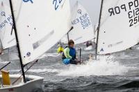 El britanico Arthur Fry aguanta lider del Meeting Internacional de Optimist