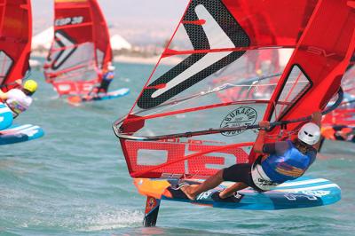 El nacional de windsurf & iqfoil juvenil de Santa Pola pionero en la prueba slalom para los foil