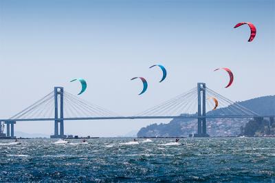 El TMKiteClub estrena la temporada de kitesurf en Cesantes (Ría de Vigo)