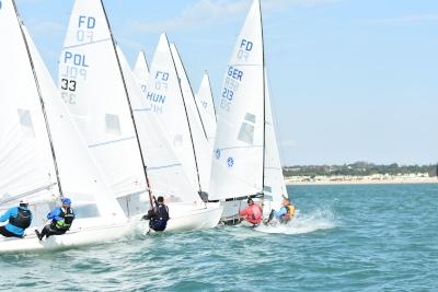 El viento baja y sube la tensión entre los aspirantes al Campeonato de Europa de Flying Dutchman