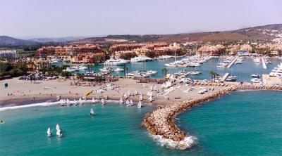 El viento de levante le da la bienvenida en Sotogrande a los participantes del provincial de Optimist