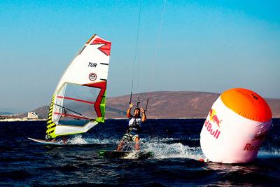 El viento decidirá el rumbo de la batalla entre windsurfers y kiters: ¡Red Bull Tarifa2 se prepara!