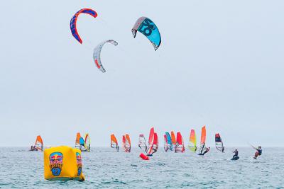 El viento se muestra caprichoso en Valdevaqueros (Tarifa) y ralentiza el arranque de Red Bull Tarifa2