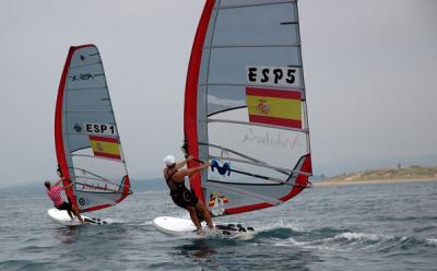 España ya se ha asegurado una medalla y luchará mañana por el doblete en el Mundial de RS:X