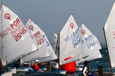 España coloca a seis regatistas en el grupo oro en el europeo de Optimist