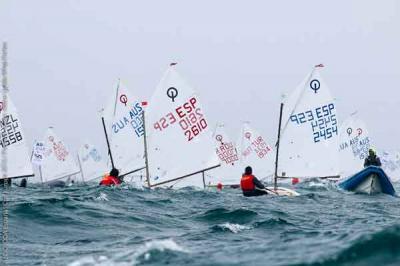 España es la gran sensación en el arranque del Europeo de Optimist en Pwllheli