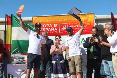 Extraordinario cierre de la Copa de España de Snipe en aguas de la bahía de Cádiz.