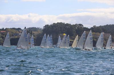 Facundo Olezza Bazan del Club de Vela Barlovento de Buenos Aires, lidera el Cpto de España de Finn 