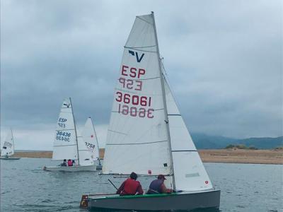 Fernando y David Sales, líderes provisionales del Campeonato de Cantabria de Vaurien y Carlos Casanueva en clase ILCA 6