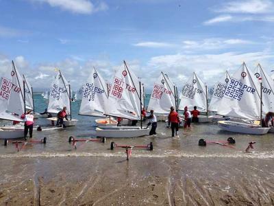 Jerónimo Martín Lagos y Julia Miñana se colocan líderes del Europeo de optimist tras el arranque del campeonato