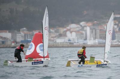 Jesús Fernández a la cabeza del Trofeo de Optimist de Riveira