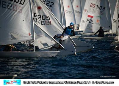 Joaquín Blanco asalta el liderato en Laser Standard de la GAES Christmas Race