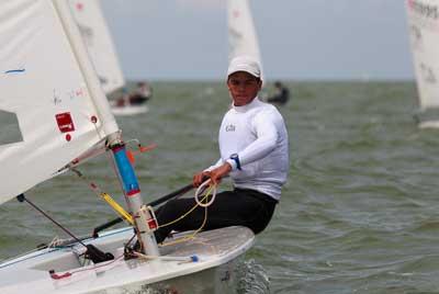 KEVIN CABRERA CONTINÚA CON SU PROGRESIÓN IMPARABLE Y FINALIZA SEGUNDO EN EL EUROPEO DE LASER 4.7