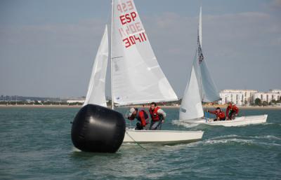 La bahia de Cadiz acoge este fin de semana el debut en la nueva temporada de las clases 420 y Snipe