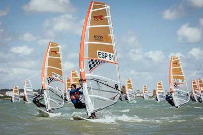 La igualdad marca el inicio de la Copa de España de Windsurf en Cádiz