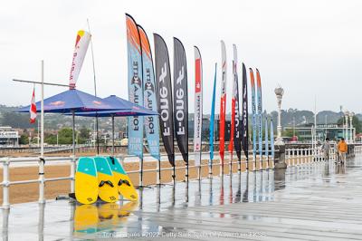 La lluvia deja a los regatistas de la Cutty Sark “Spirit of Adventure” FKSS en la playa de San Lorenzo  