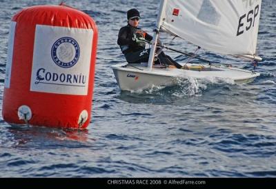 La tercera jornada de competición de la Christmas Race, que se celebra estos días en aguas de la bahía de Palamós, ha sido muy complicada meteorológicamente hablando.