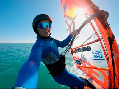 La windsurfista andaluza Blanca Manchón emprende el vuelo hacia Paris 2024