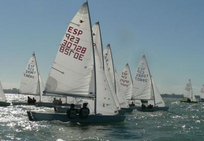 Los equipos del CM Puerto Sherry en Optimist y Laser y el CM Almeria en Snipe se adelantan tras la primera jornada