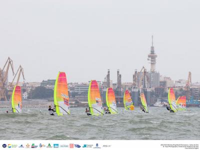 Los holandeses Kiran Badloe y Lilian De Geus aguantan el top tras el segundo asalto en la bahía gaditana 