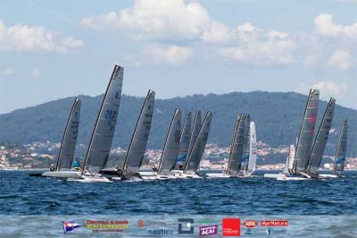 Los regatistas catalanes, que mandan en el Campeonato de España de Catamaranes en la Ría de Vigo 