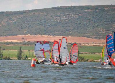 Marcos Fernández triunfa en el Embalse del Vicario. Regata del queso. Fórmula windsurf