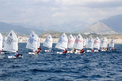 Más de 200 regatistas en el Open Clase Optimist – Trofeo Dictum Abogados