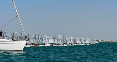 Más viento y tensión en la bahía de Cádiz en el segundo asalto al 7º Trofeo de la Hispanidad de Optimist