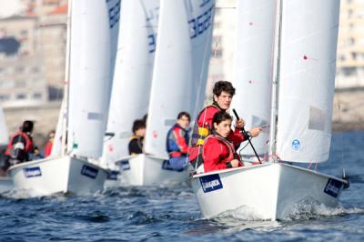 Nacho Campos y Juan Pedro Martínez líderes del Trofeo Caixa Galicia en Vaurien