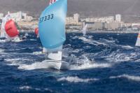  Olas y mucho viento en el arranque del Campeonato de España de 420 en Gran Canaria 