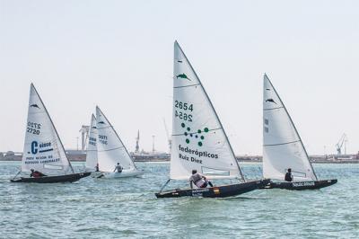 Penúltimo y decisivo asalto en la bahía de Cádiz de la XX Liga de Patín a Vela