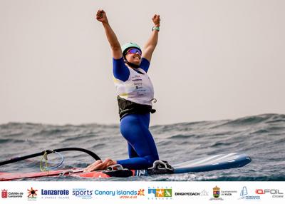 Pilar Lamadrid arrasa en la primera cita internacional de iQFoil