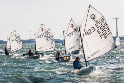 Primeros líderes trabajados de la III Regata Ciudad del Puerto para Optimist y 420