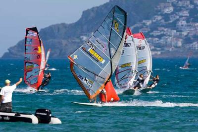 Se apunta un emocionante duelo entre Albeau y Dunkerbeck que lideran el mundial en el Golfo de Roses