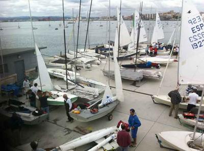 Sin viento en la primera jornada santanderina del Europeo Master de Snipe