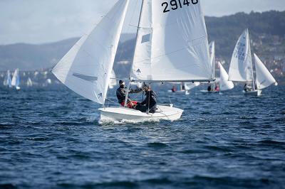 Tone Pérez y Paloma González lideran con solvencia el Trofeo Ría de Vigo a la espera del Nacional de Vaurien, en abril