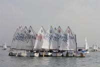 Tímido arranque del II Trofeo de la Hispanidad de Optimist en la bahía de Cádiz