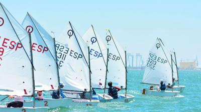 Valencianos y baleares se jugaran mañana el Campeonato de España de Optimist por Equipos en la bahía de Cádiz